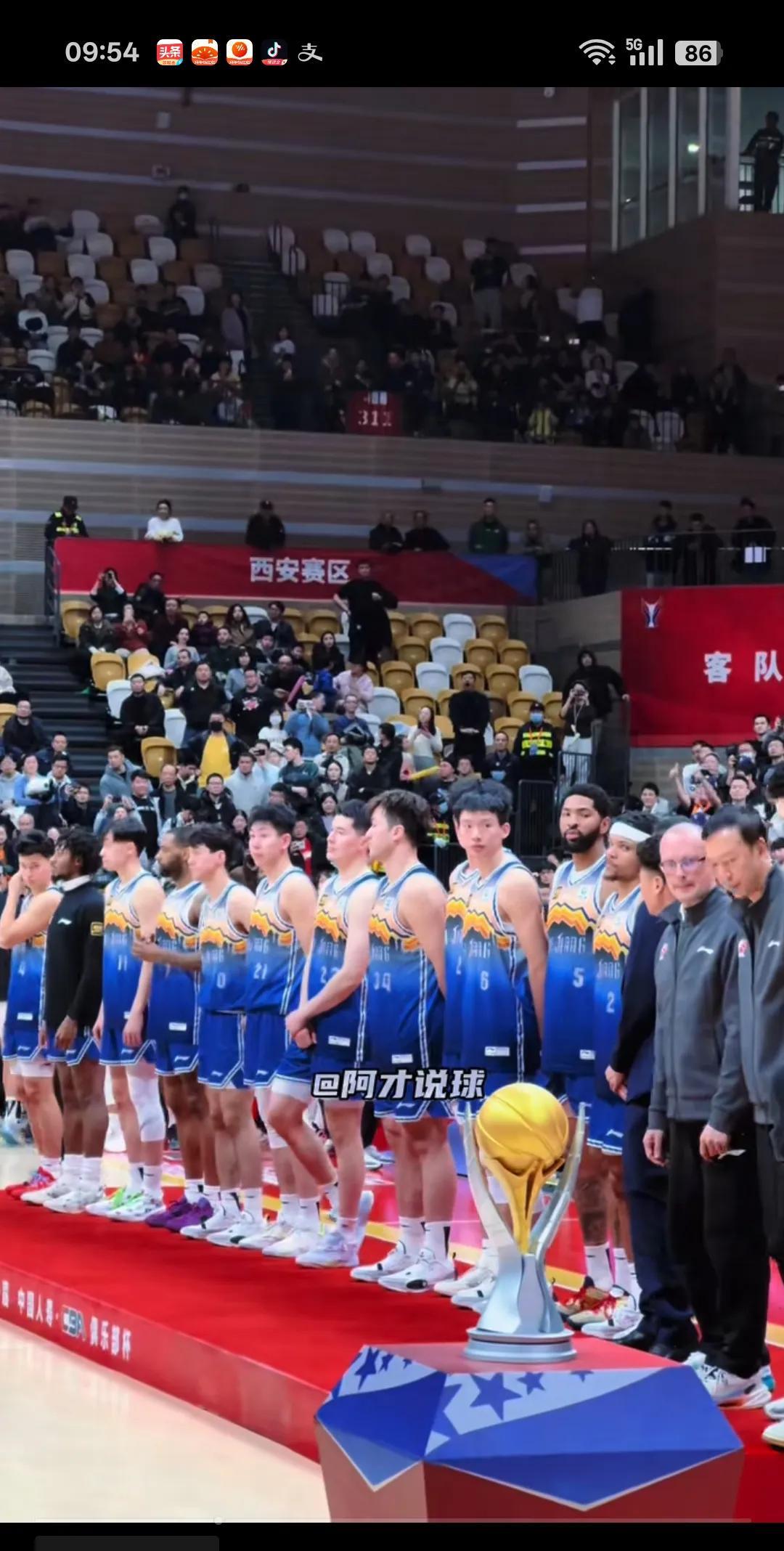 FB体育-上海男篮全员集中注意力，备战对阵新疆队的比赛